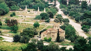 Vu des Propyles sur l'agora grecque (portique des Gants) et l'glise des Saints Aptres